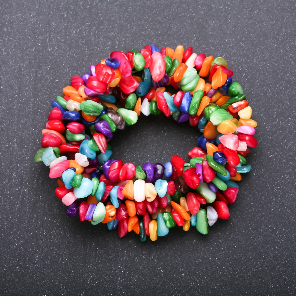 מחרוזות מפרלאמוטר טבעי צבועות על חוט, שבבים בקוטר 8 מ״מ (±), אורך 85 ס״מ