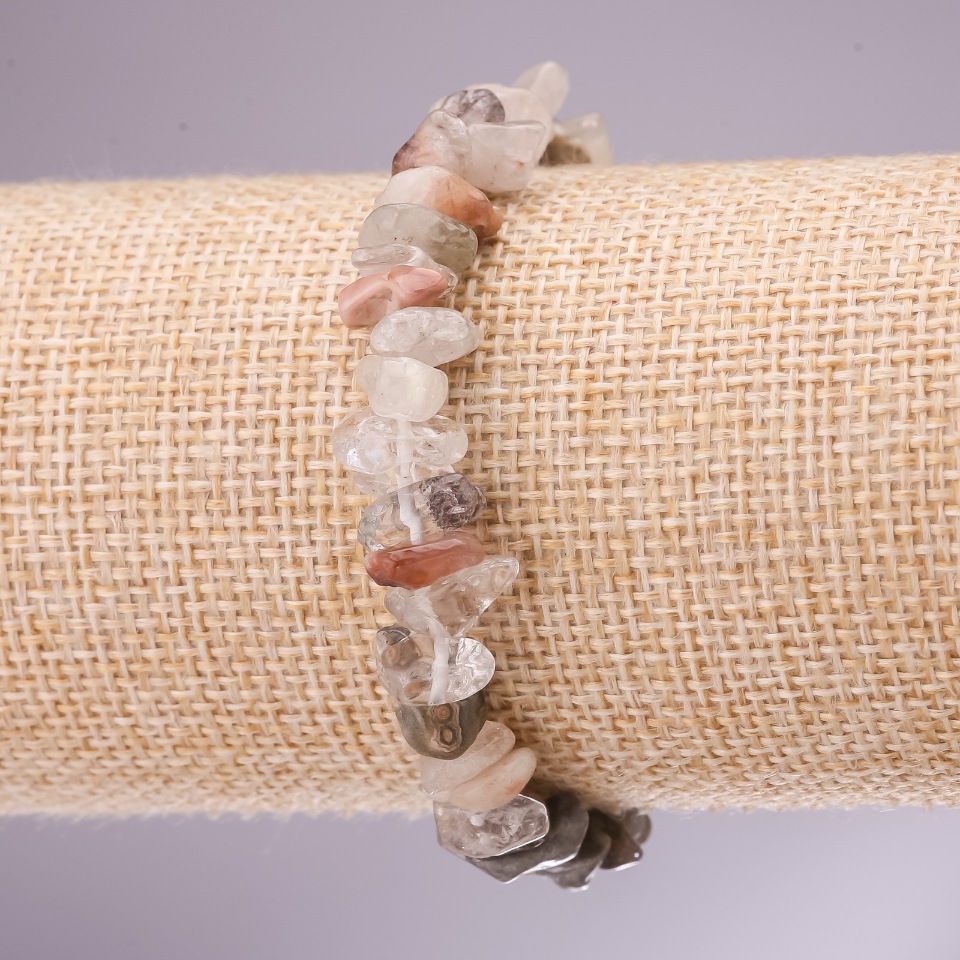 צמיד מאבן סרדוליק טבעית, שברי סרדוליק בקוטר 4–6 מ״מ (±), אורך 18 ס״מ