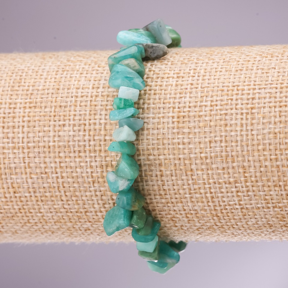 צמיד אמזוניט טבעי – גרגרי אמזוניט על גומי, קוטר 5–8 מ״מ, אורך 18 ס״מ