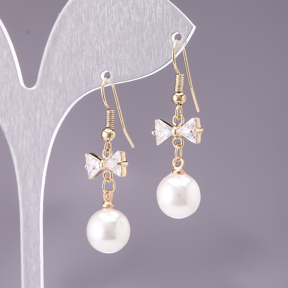 עגילים בצורת בנтики עם פנינים לבנות, קוטר 10 מ״מ, אורך 3 ס״מ, מתכת צהובה