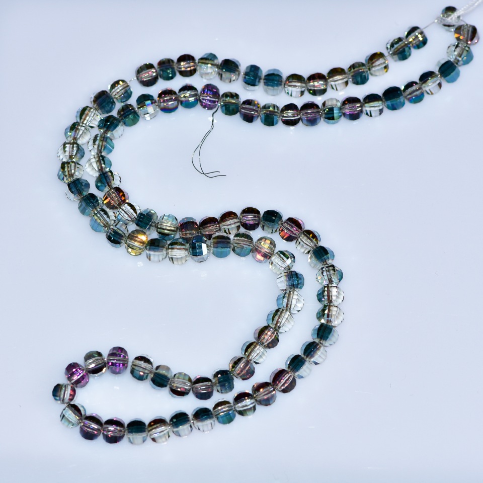 גרגרי קריסטל בסגנון סווארובסקי חום בהיר, כדור משונן עם ציפוי «ירוק בנזין», קוטר 5×4 מ״מ, חוט לאורך 4 ס״מ