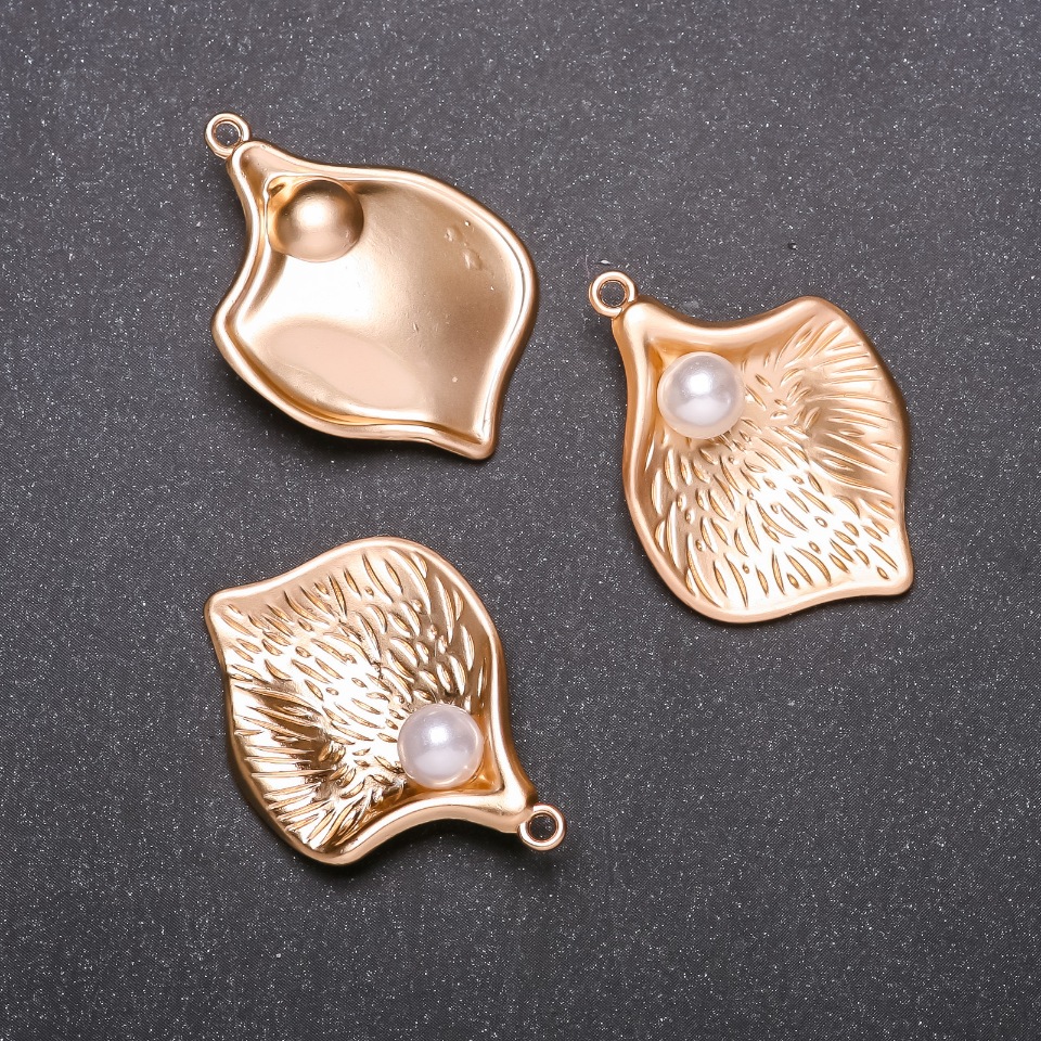 מחיר ליחידה! תליון 'עלה עם חרוז', קוטר 25 מ״מ, אורך 34 מ״מ, מתכת צהובה