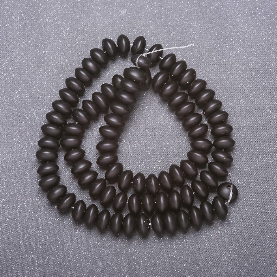 חרוזי שונגייט על חוט (מלאכותיים) בצורת רונדל חלקה, קוטר 8×5 מ״מ, אורך 38 ס״מ±