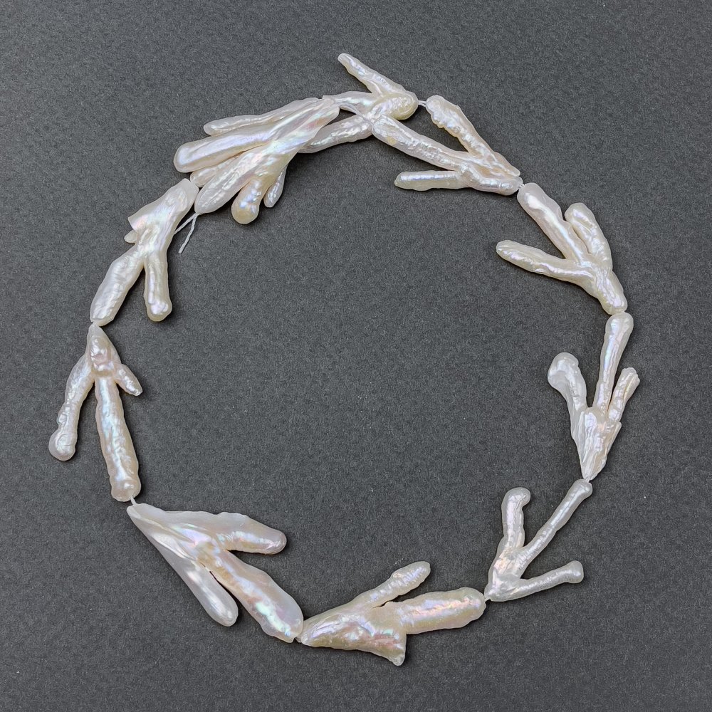 מחרוזות פנינים טבעיות בארוק על חוט עם ברק 'בנזין' בגוון חמים, קוטר 21×38 מ״מ, אורך 38 ס״מ (±)