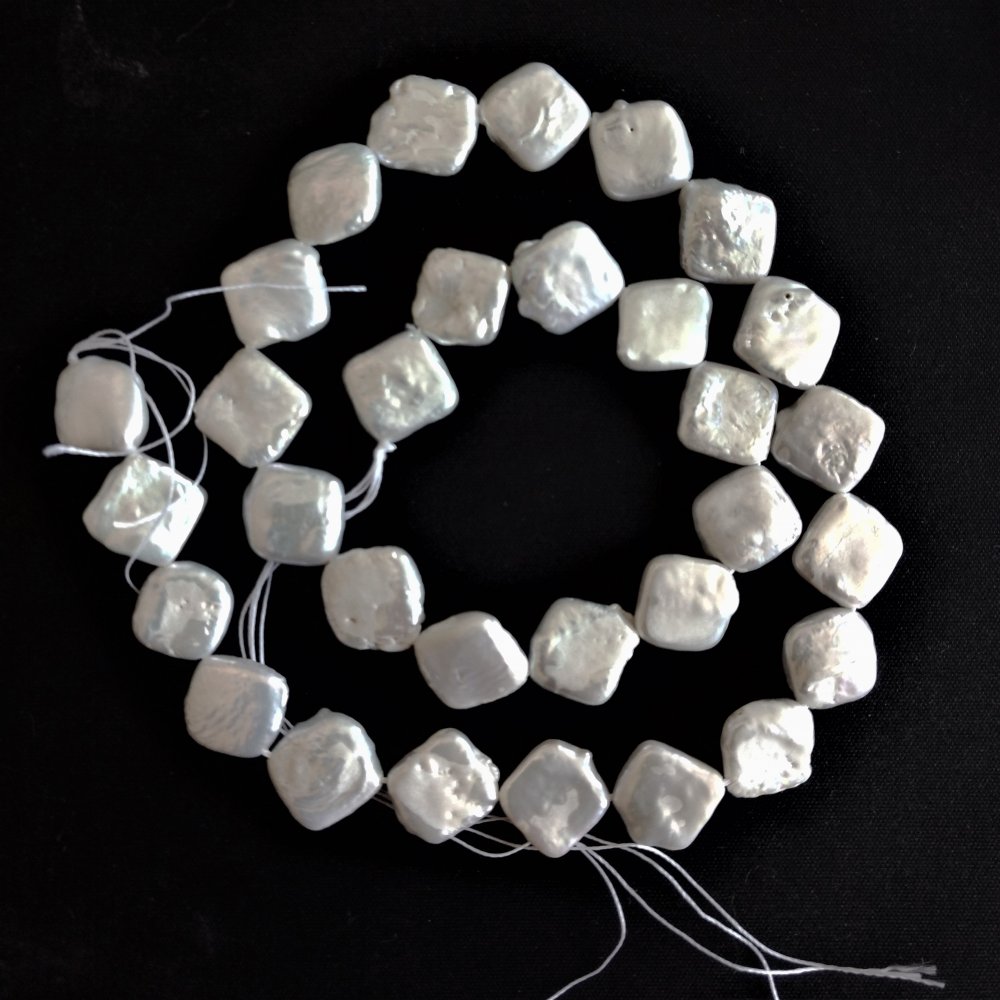 חרוזי פניני בארוק טבעיים על חוט עם זוהר "בנזין" בגוון חמים, קוטר 10 מ"מ, אורך 38 ס"מ (+ -)