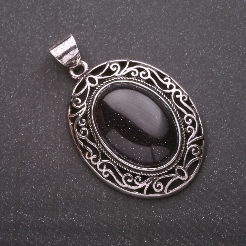 תליון עם אבן אוונטורין סינתטי («חול כחול לילה קהיר») במסגרת בסגנון עתיק 33×40×52 מ״מ