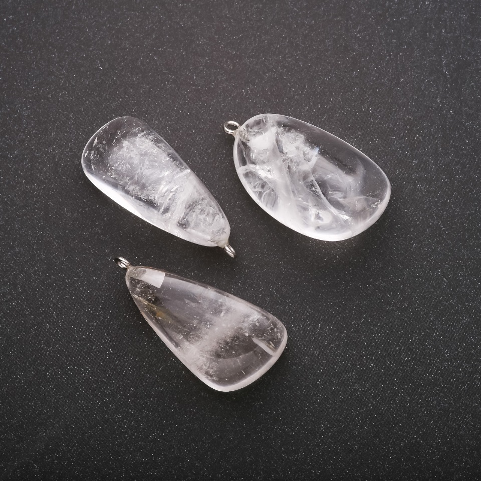 תליון מאבן טבעית מסוג קריסטל הררי 20×30×35 מ״מ