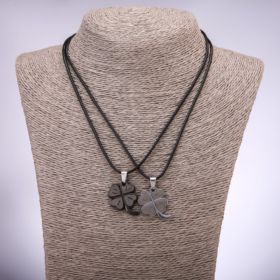 צמד תליוני חברות תלתן ארבע עלים, אורך 42–48 ס״מ, קוטר 23×25 מ״מ