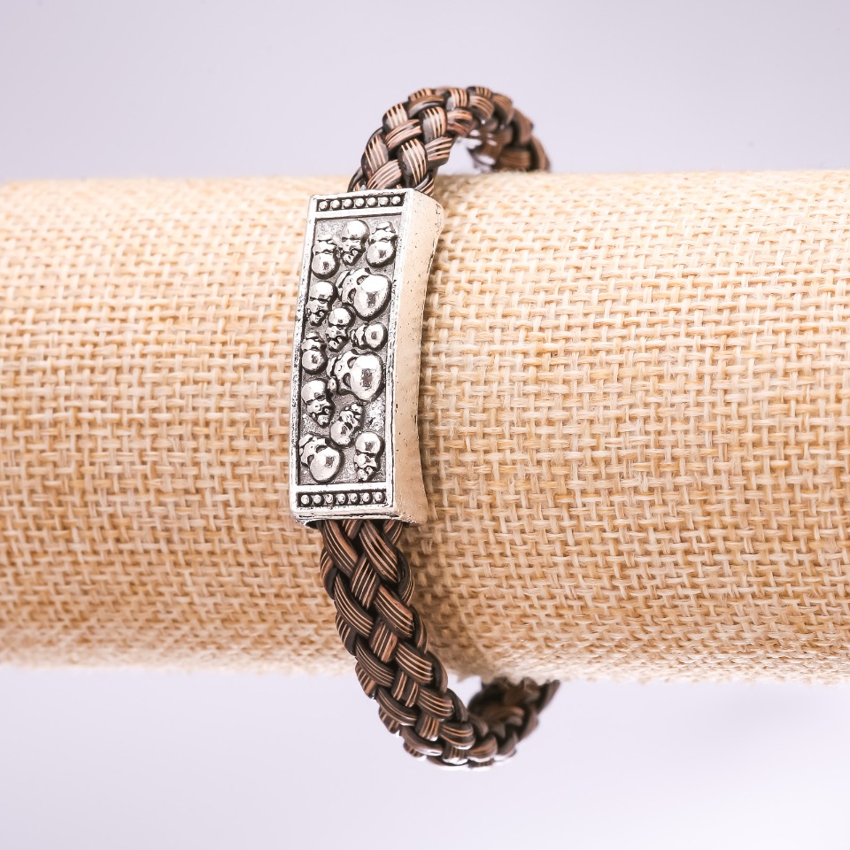 צמיד גולגולות סבכה מעור חום, אורך 20 ס״מ