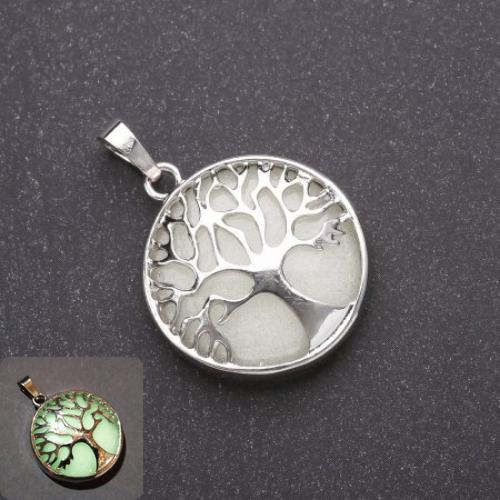 תליון אוניקס שמאיר באור ירקרק במסגרת «עץ», קוטר 27 מ״מ