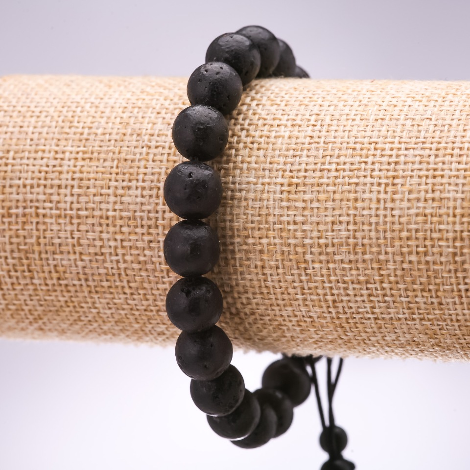 צמיד אבן לבה, קוטר 10 מ״מ, אורך 18–24 ס״מ, מתכוונן