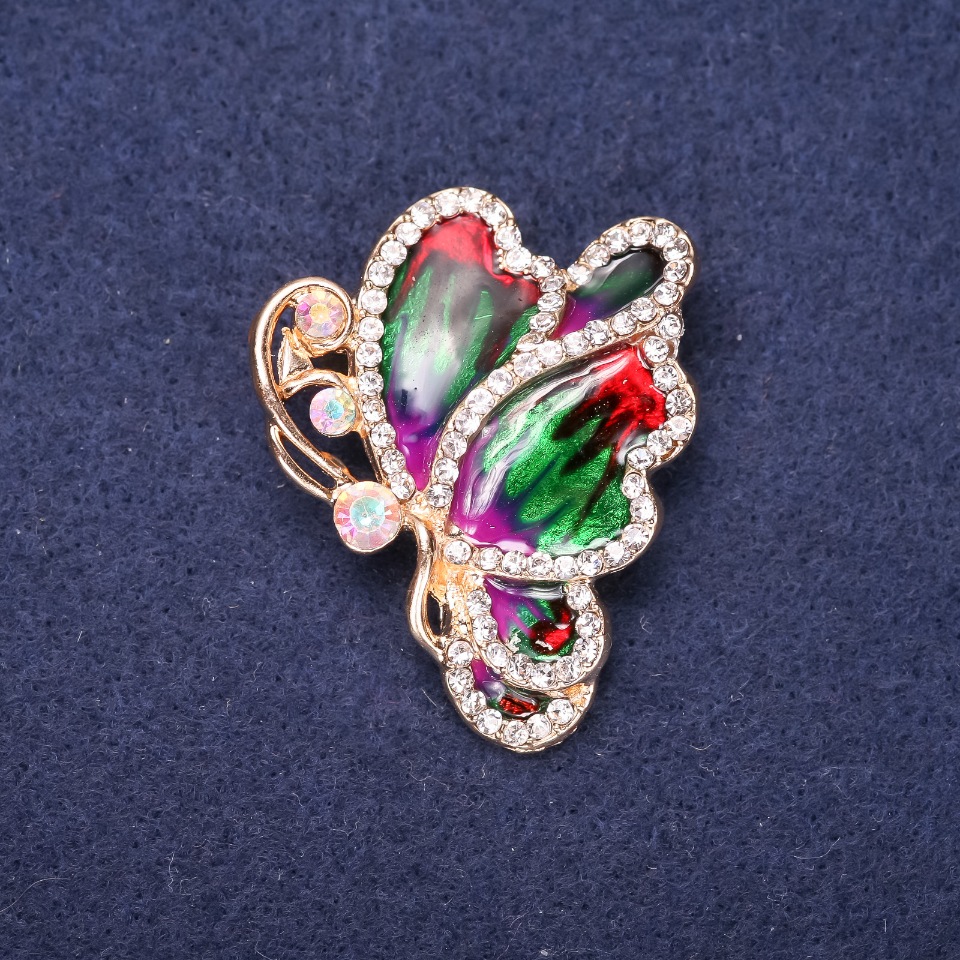 סיכת פרפר עם זרקונים לבנים ואמייל אדום, ירוק וסגול, 40×33 מ״מ, מתכת צהובה