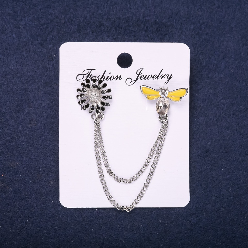 סיכת אקסלבננט דבורה עם אבנים אמייל בצבע לבן, צהוב ושחור, 15 מ״מ, ממדים 20×15 מ״מ, מתכת כסופה