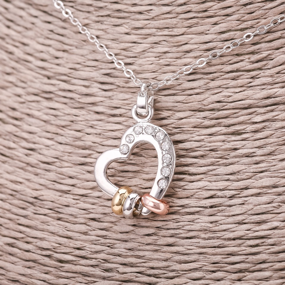 תליון על שרשרת בצורת לב, צבע קריסטלים לבנים, קוטר 16×23 מ״מ, אורך 45–50 ס״מ, מתכת כסופה