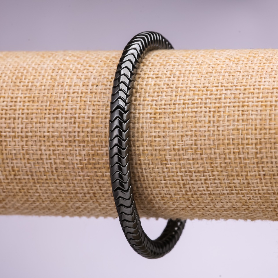 צמיד אבן המטיט בצורת רונדל עם קצה זיג-זג משונן, קוטר 6×4± מ״מ, אורך 18 ס״מ