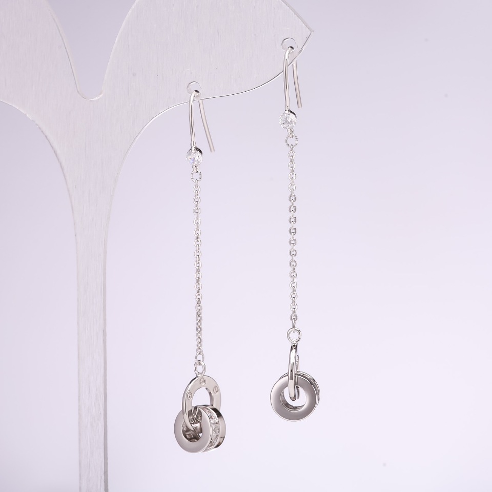 עגילים מסדרת 925 עם סטרזים לבנים, מתכת כסופה, מידות 10×62 מ״מ