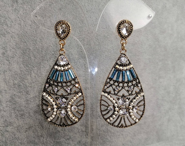 עגילים ארוכים «יופי זהב» מתכת זהובה, אורך 7 ס״מ