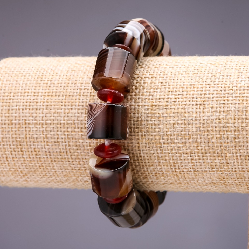 צמיד אגט בצורת חבית 15×12(±) מ״מ, אורך 18 ס״מ על גומי