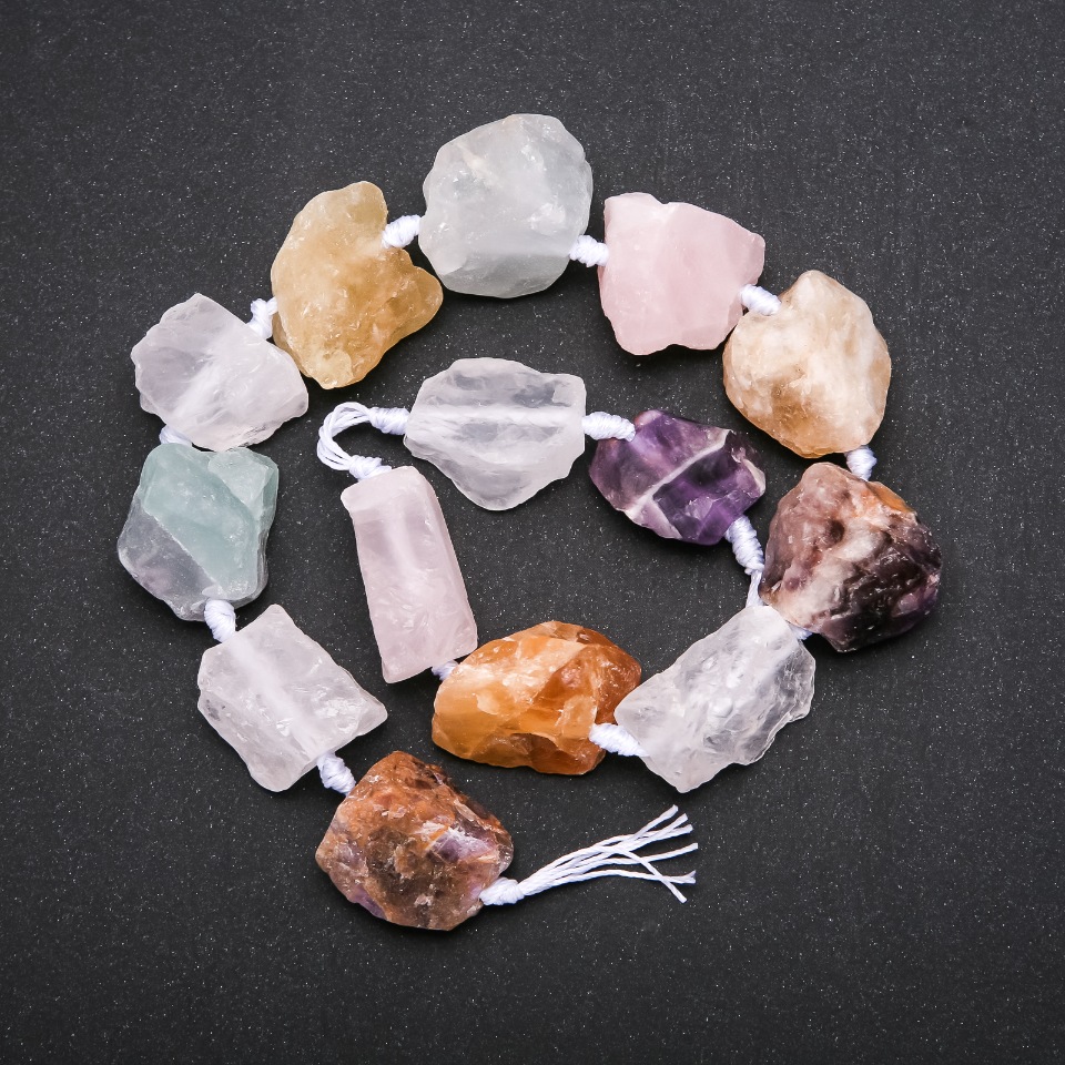 חרוזים לא מעובדים — מבחר, מוכנים על חוט מגולפים, קוטר 20×26 מ״מ, אורך 42 ס״מ