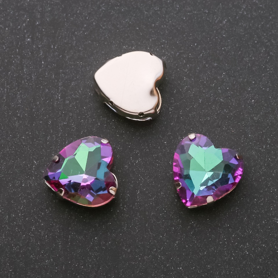 מחיר למארז /10 יח' קריסטל לתפירה בצורת לב 14 מ״מ ירוק-מגנטה, עם תקע מתכת