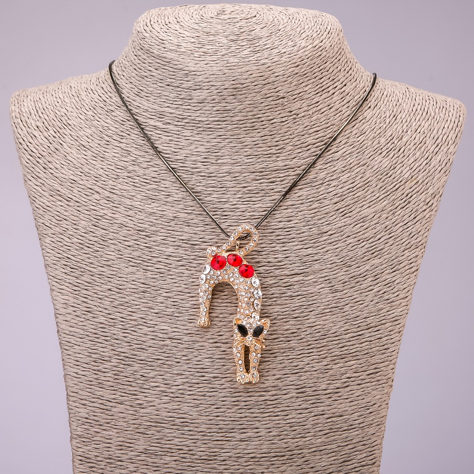 תליון «חתולה» עם קריסטלים על שרשרת ארוכה ממתכת «זהב שחור», קוטר 31×65 מ״מ, אורך 70 ס״מ