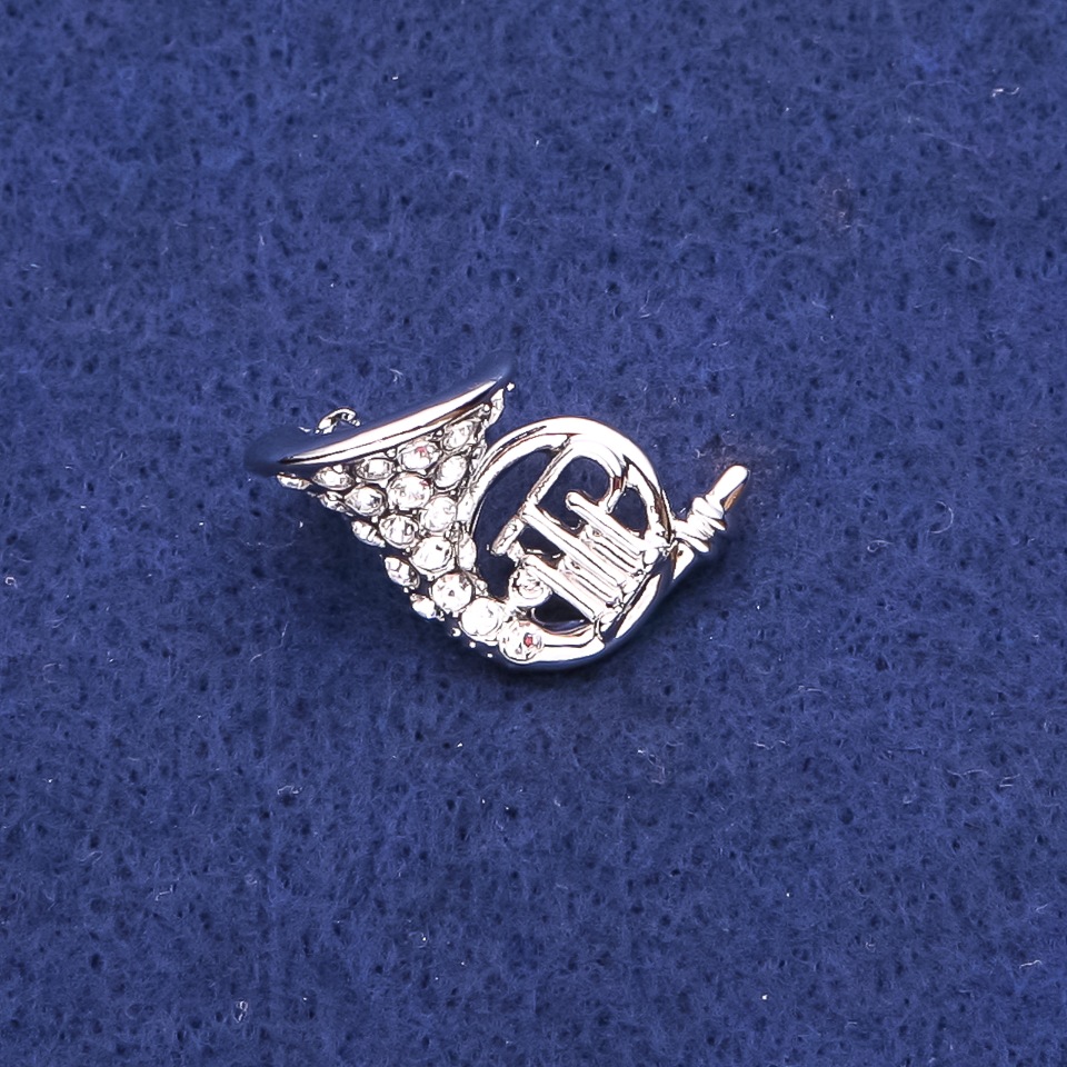 סיכת תכשיט קרן צרפתית עם אבני סטרס מתכת כסופה 16×27 מ״מ