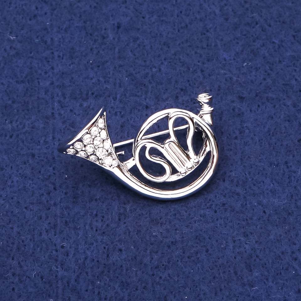 סיכת קרן צרפתית עם סטרזים - מתכת כסופה 25×35 מ״מ