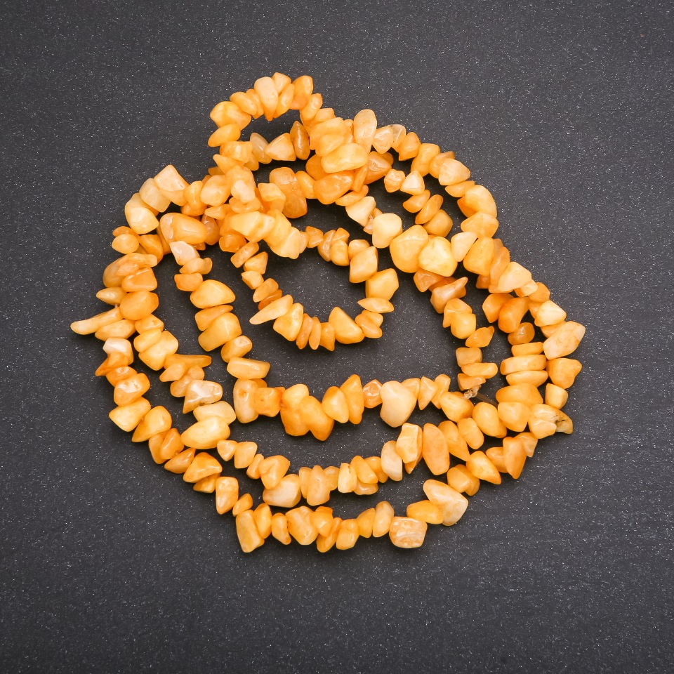 חרוזים על חוט קוורץ צבועים, שבבי קוורץ, קוטר 6 מ״מ, אורך 80 ס״מ