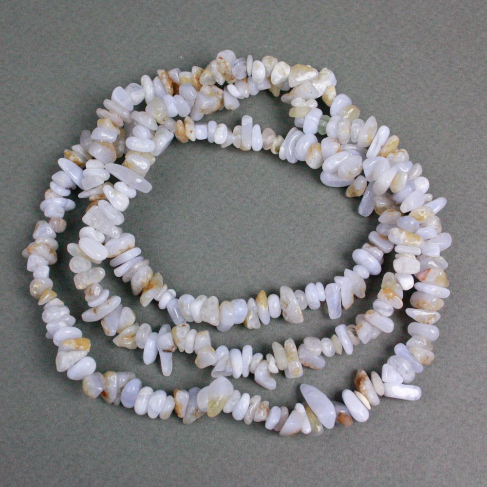 חרוזי אגת כחול (חלצדון כחול, ספירין) אבן טבעית – שבבי אבן טבעיים, קוטר 10×6–7×3 מ״מ, אורך 80 ס״מ– על חוט