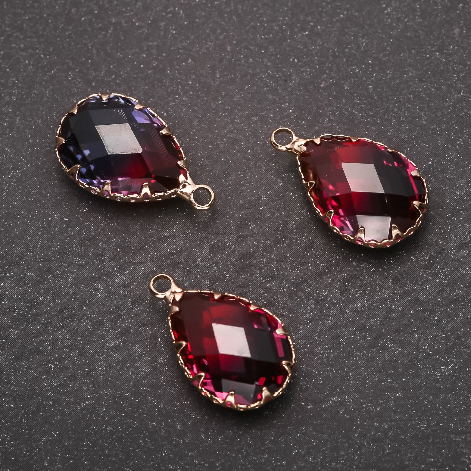 תליון «טיפה» בצבע תות-כחול, מסגרת זהובה 13×21 מ״מ