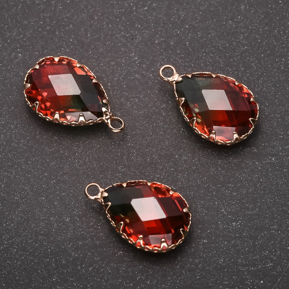 תליון «טיפה» ירוק-אדום, מסגרת זהובה 13×21 מ״מ