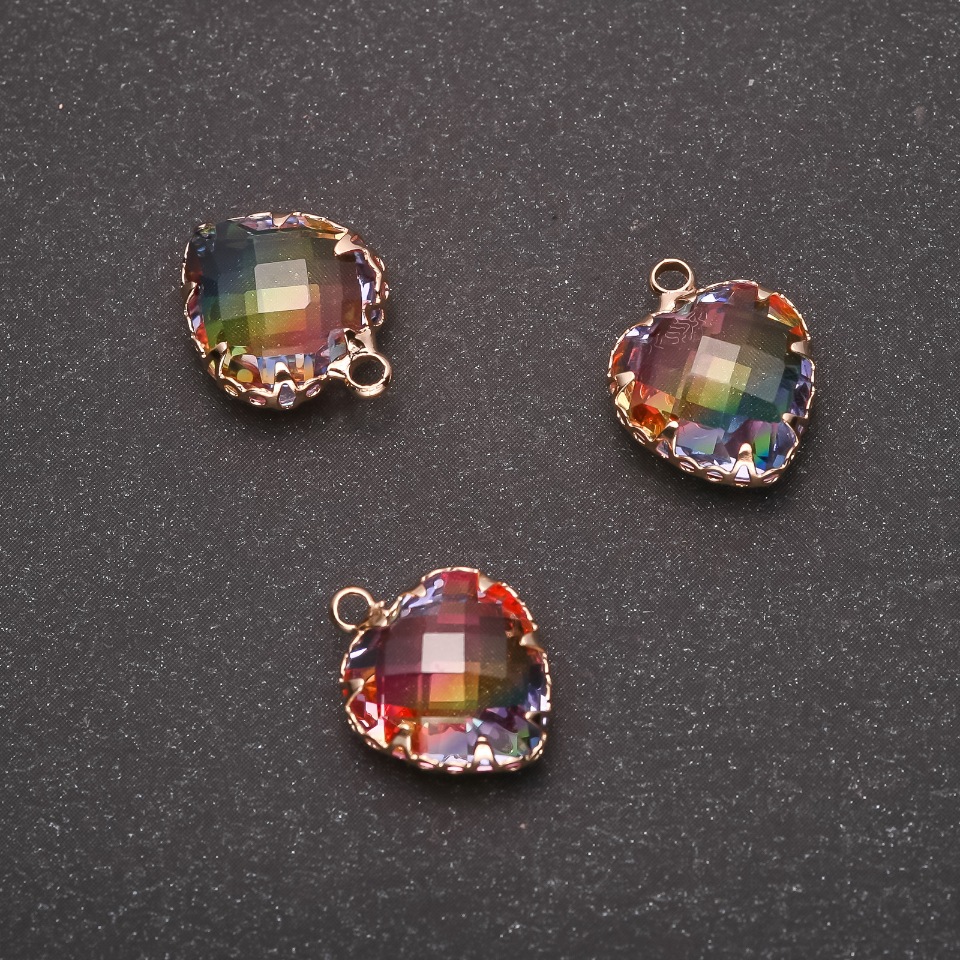 תליון «לב» בצבע קשת, מסגרת זהובה 12×15 מ״מ