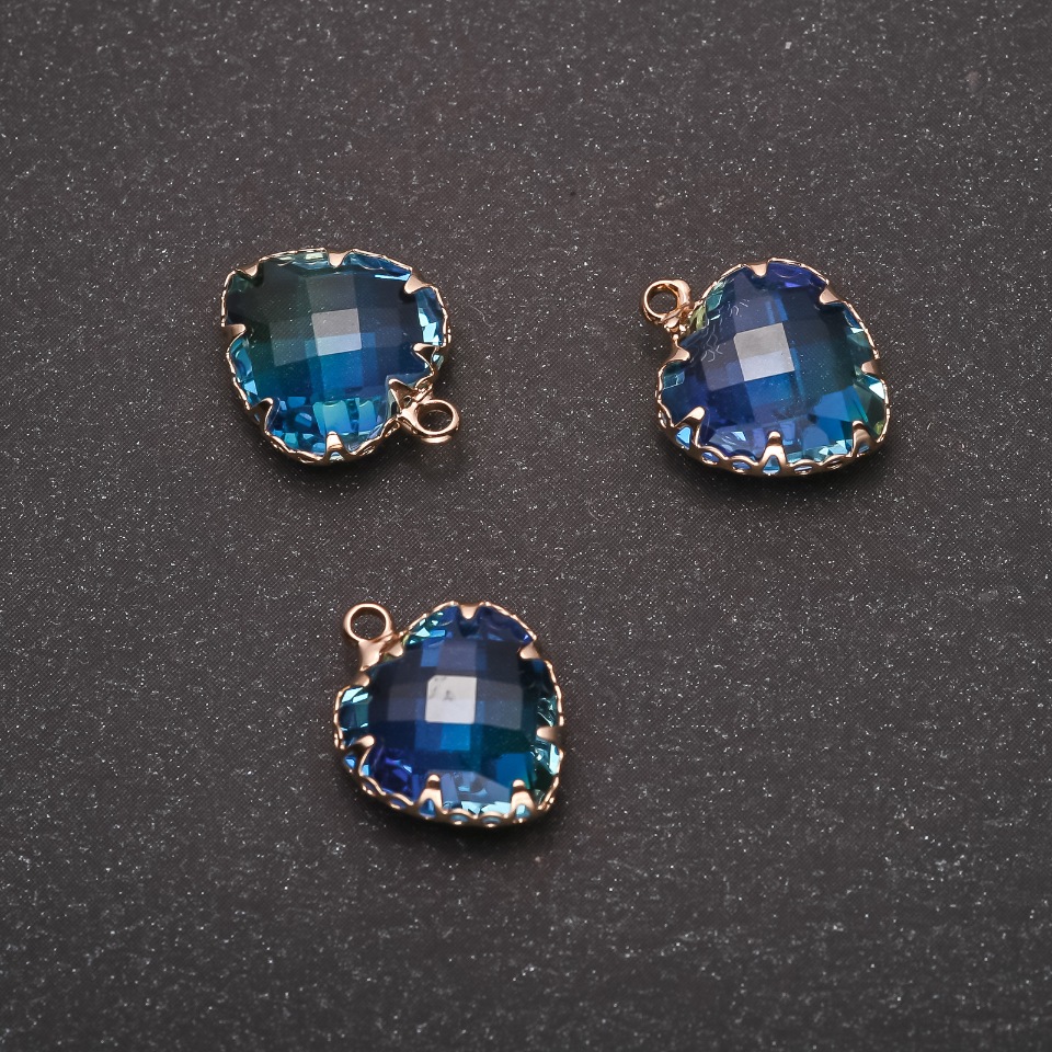 תליון «לב» בצבע כחול, מסגרת זהובה 12×15 מ״מ