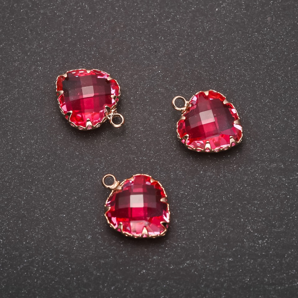 תליון «לב» בצבע ורוד בהיר, מסגרת מצופה בזהב 12×15 מ״מ