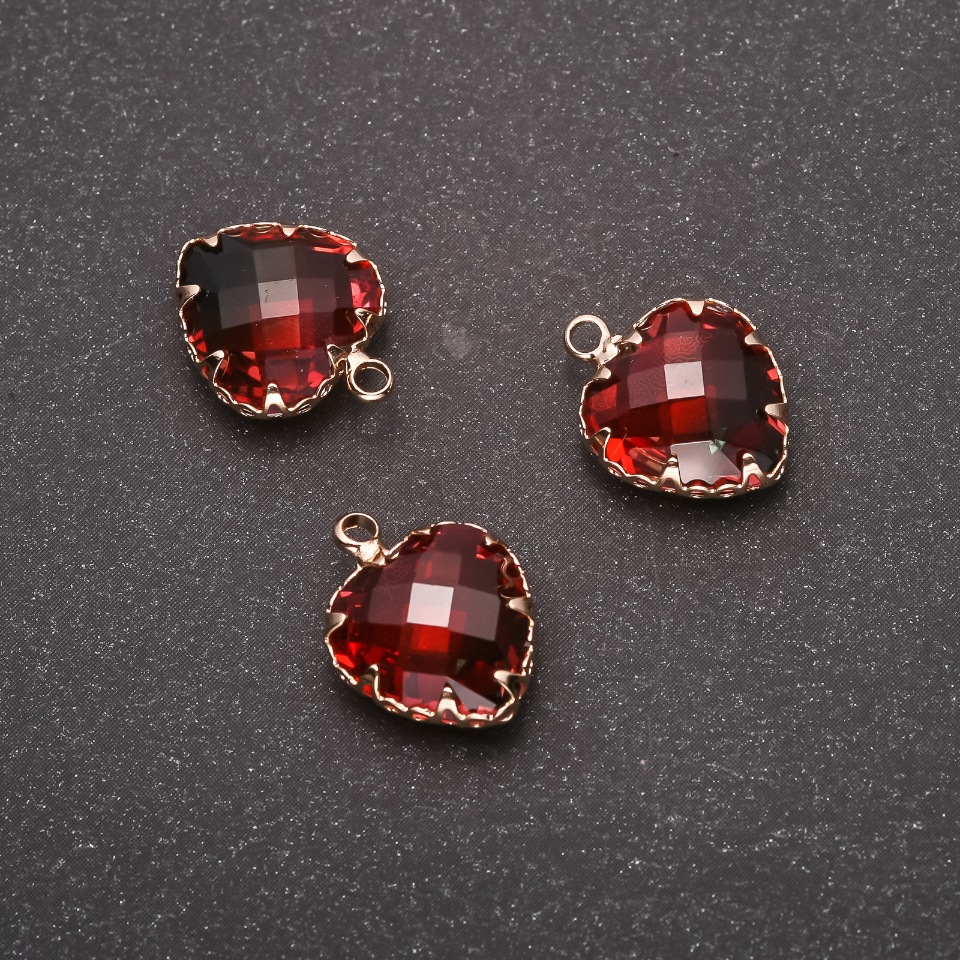 תליון «לב» בצבע אדום-ירוק, מסגרת זהובה 12×15 מ״מ