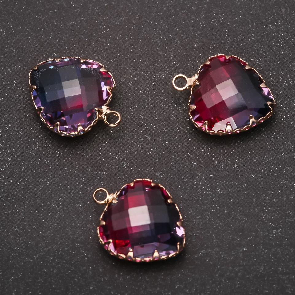 תליון «לב» בגוון אדמוני-כחול, מסגרת זהובה 16×20 מ״מ