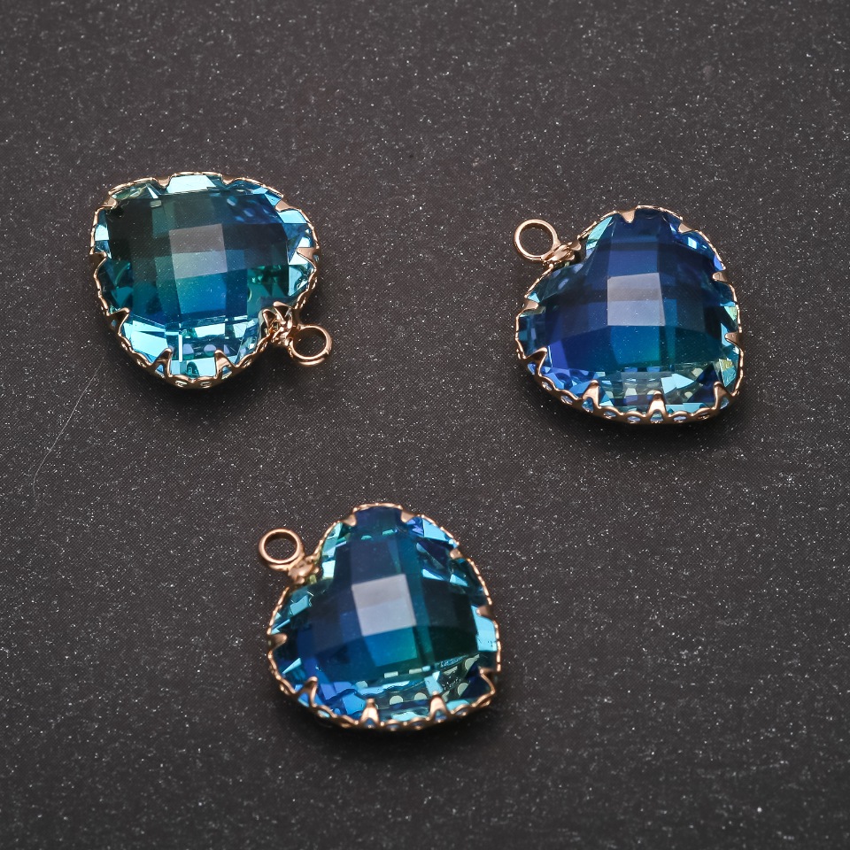 תליון «לב» בצבע כחול-צהוב, מסגרת זהובה 16×20 מ״מ