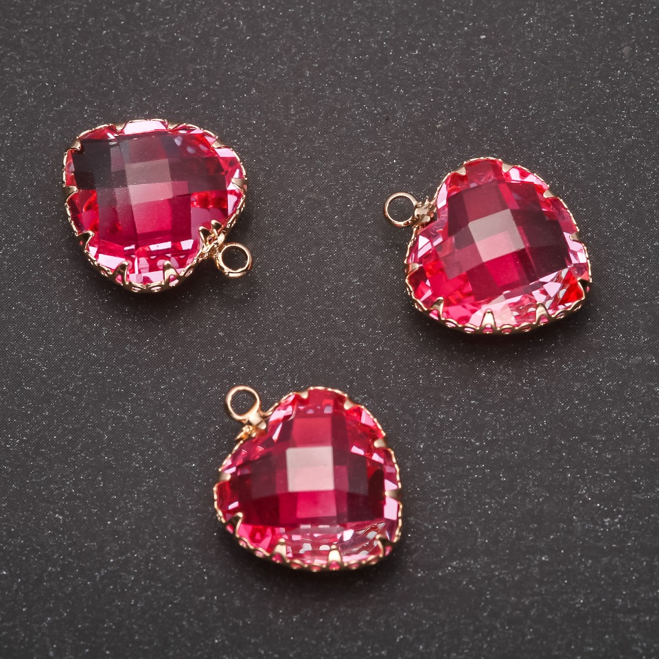 תליון «לב» בצבע ורוד במסגרת זהובה 16×20 מ״מ