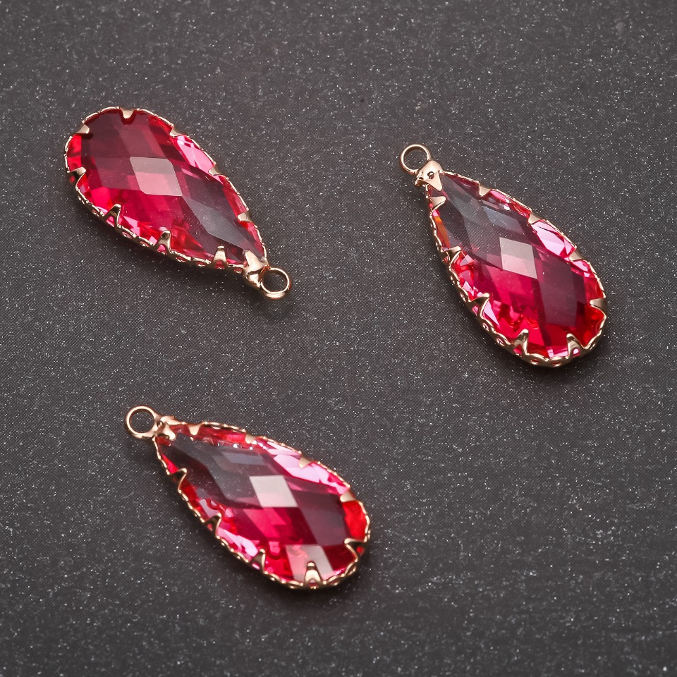 תליון 'טיפה' בצבע ורוד, מסגרת זהובה 10×24 מ״מ