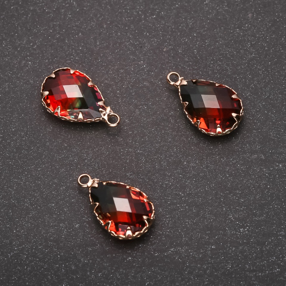 תליון \"טיפה\" בצבע ירוק-כתום, מסגרת זהובה 10×17 מ״מ