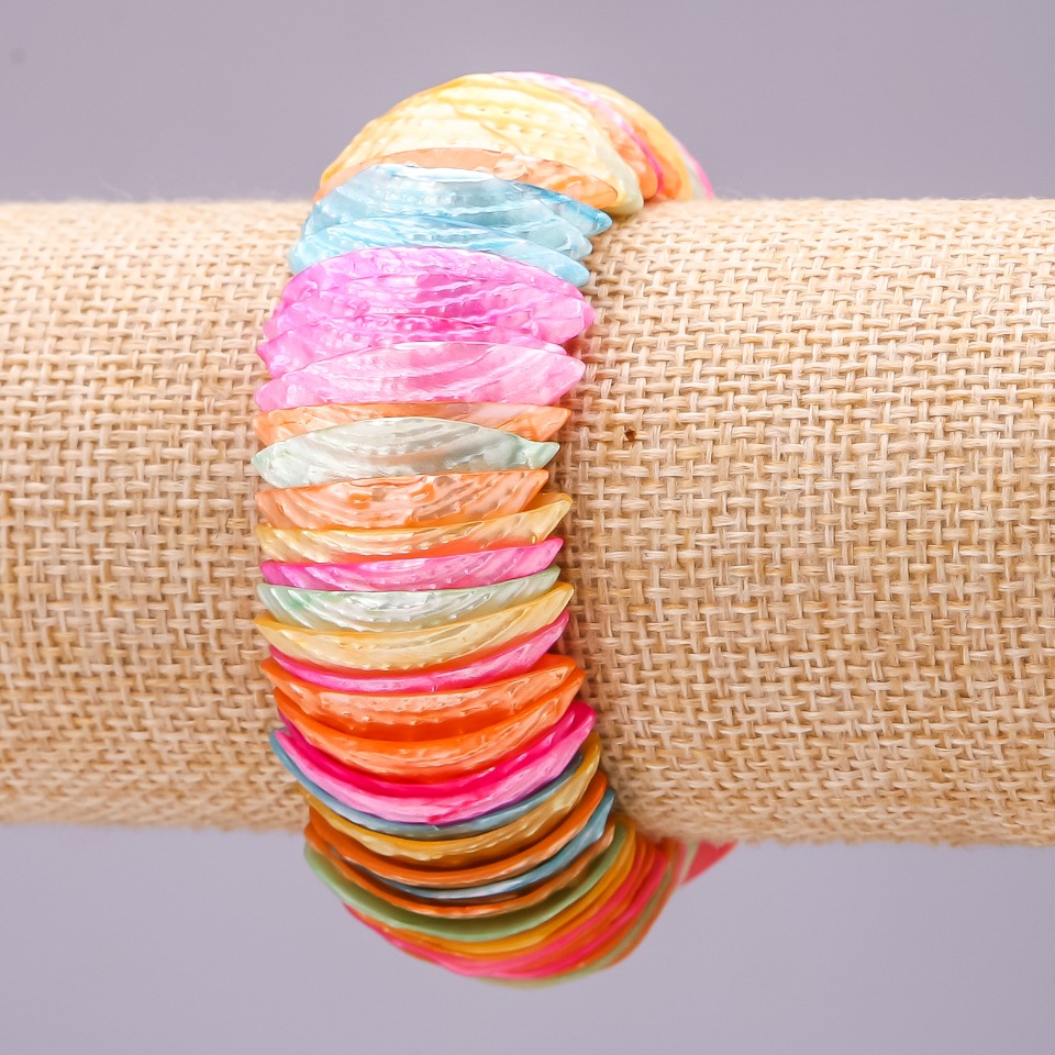 צמיד פרלאמוטר 'רב-צבעי' 28×10 (+-) מ״מ, אורך 18 ס״מ על גומי