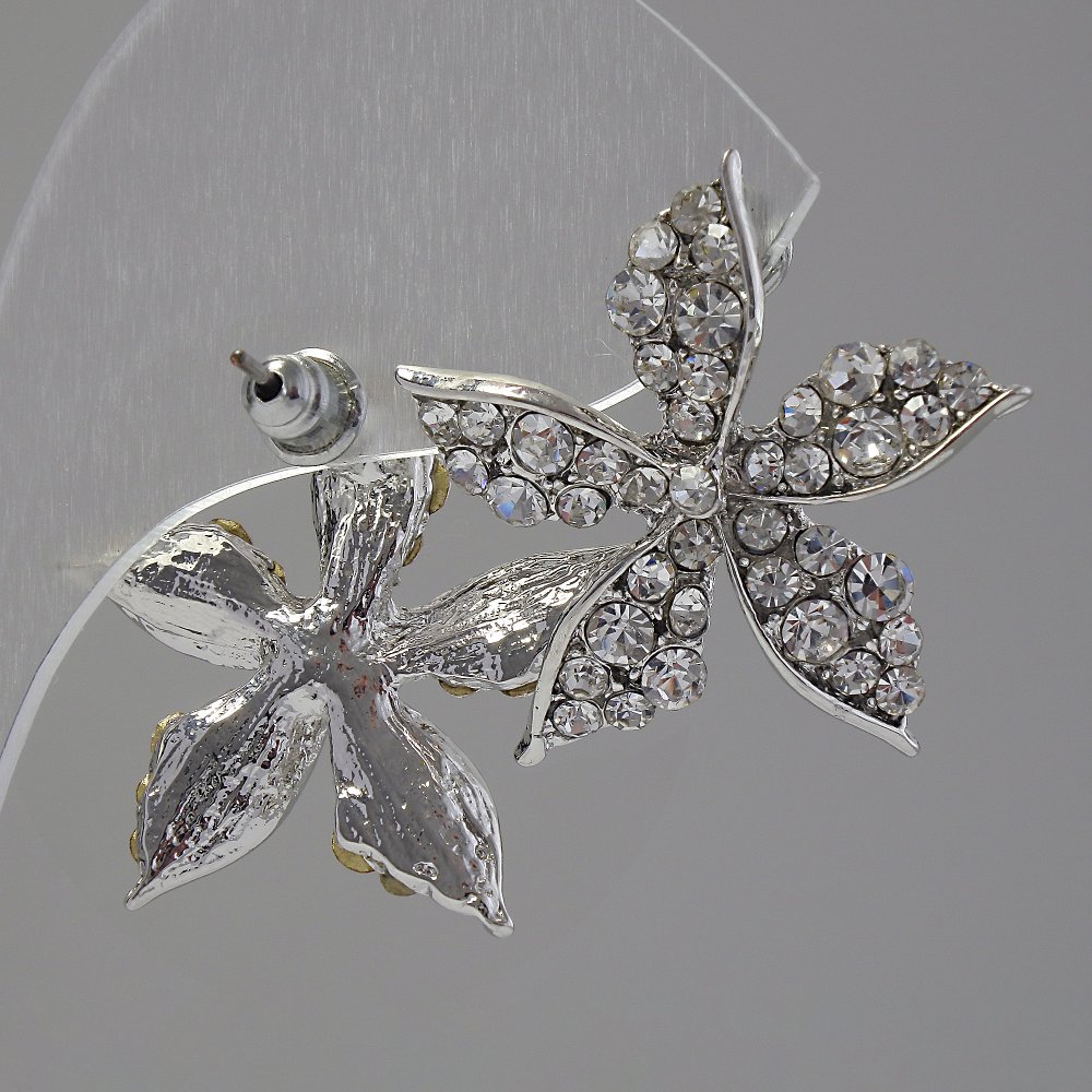 עגילי סטוד «פרח», סטרזים לבנים, מתכת בצבע כסף, 2.5 ס״מ