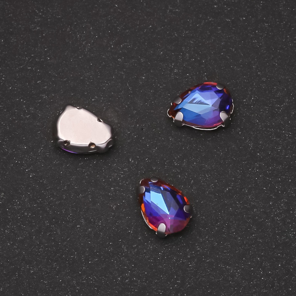 מחיר ליחידה / 10 יח' קריסטל לתפירה עם תקע מתכתי בצורת טיפה 7×10 מ״מ כחול-כתום