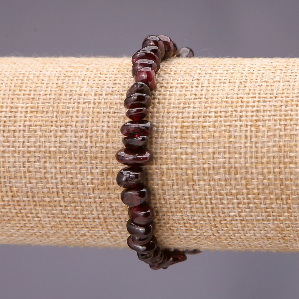 צמיד מאבן גרנט טבעית – גרגרי גרנט, קוטר כ-7 מ״מ על גומי אלסטי, אורך 18 ס״מ