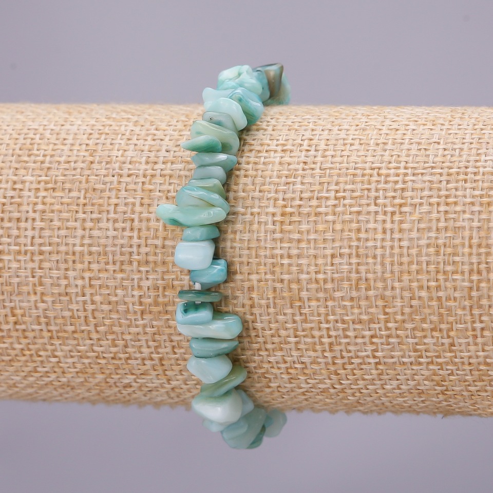 צמיד פרלאמוטר בגוון מטונן על גומי, גרגרי 7 מ״מ, אורך 18 ס״מ