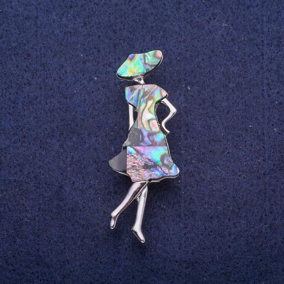 סיכת חזה «מדאם» מהליוטיס, מתכת כסופה 18×50 מ״מ