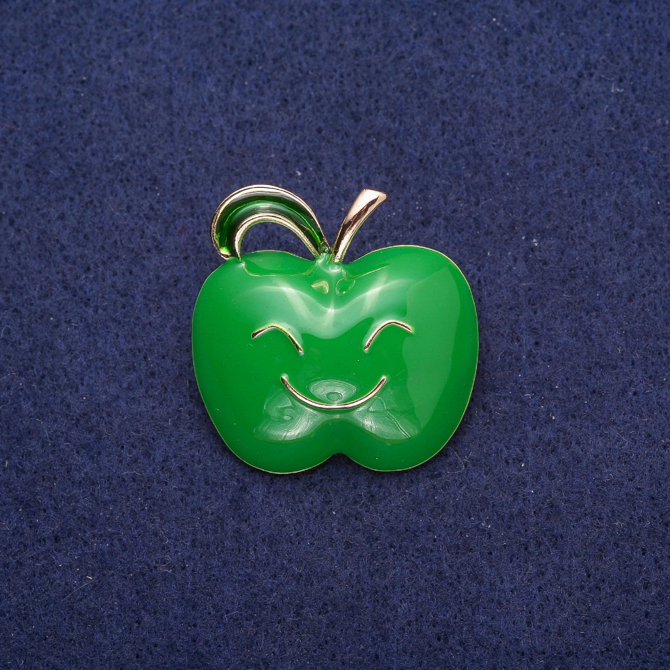 סיכת תפוח ירוקה עם אמייל ירוק ומתכת בגוון זהב 30×30 מ״מ