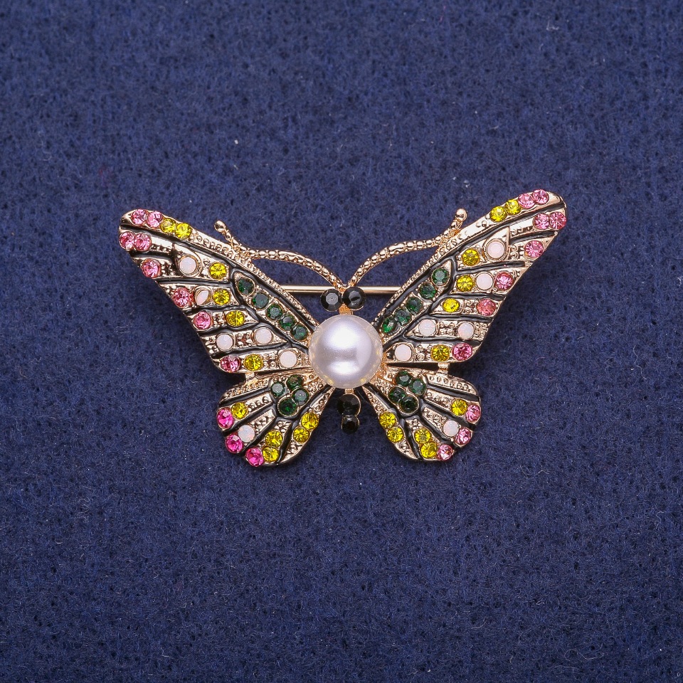 סיכת פרפר עם סטרזים וחרוז פנינה, מתכת זהובה 28×46 מ״מ