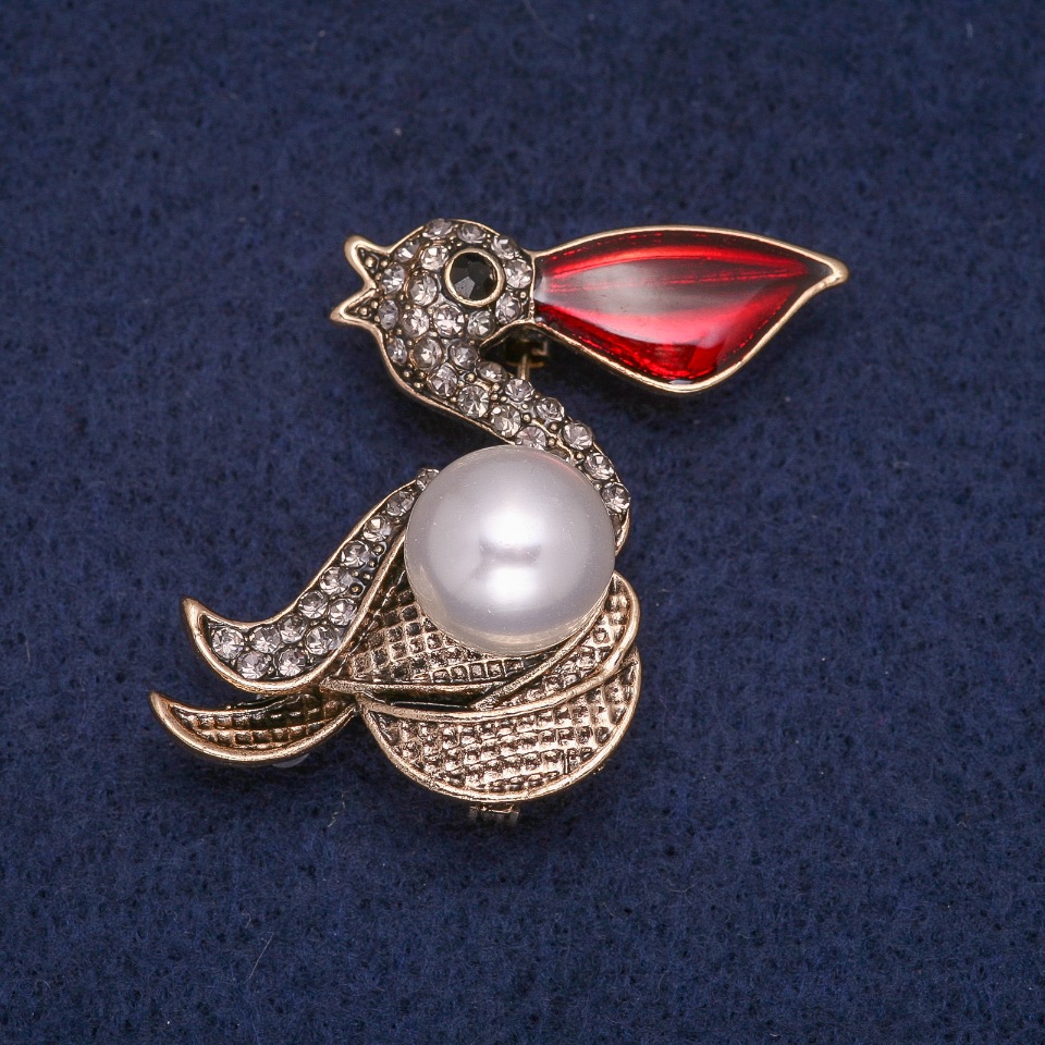 סיכת פיליקן עם חרוז ואבני סטרז, מתכת בגוון זהב ישן 36×47 מ״מ