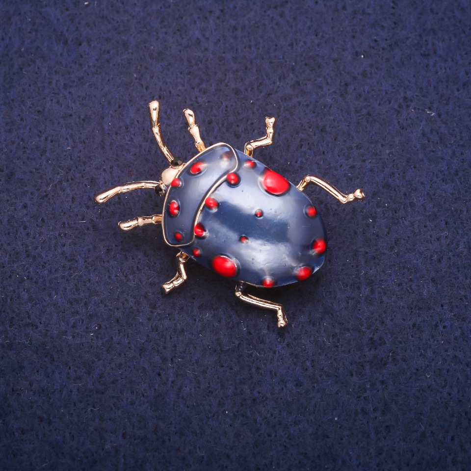 סיכת חיפושית עם אמייל, מתכת זהובה 31×35 מ״מ